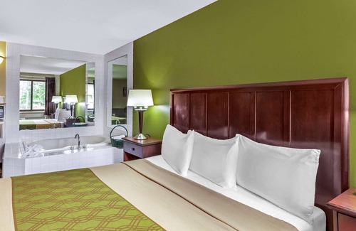 Oconto Hotel | Econo Lodge Inn & Suites Oconto