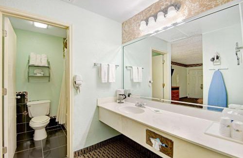 Southside Hotel | Econo Lodge Inn & Suites Near Lackland AFB