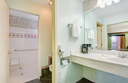 Southside Hotel | Econo Lodge Inn & Suites Near Lackland AFB