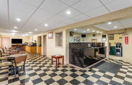 Morgantown Cabin | Econo Lodge Morgantown