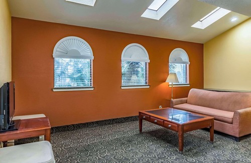 West San Antonio Hotel | Econo Lodge Near Lackland Air Force Base - SeaWorld
