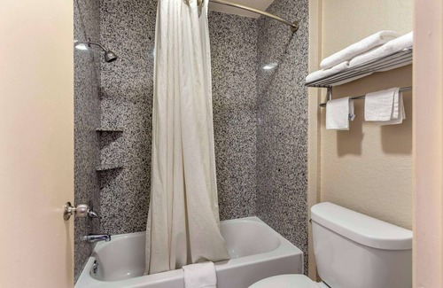 West San Antonio Hotel | Econo Lodge Near Lackland Air Force Base - SeaWorld