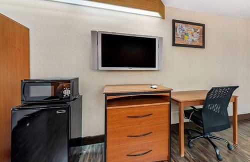 Briargate Cabin | Econo Lodge North Academy