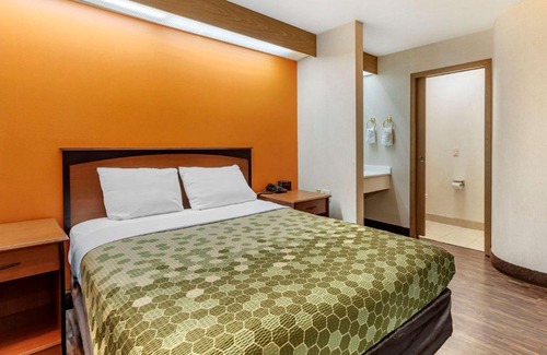 Briargate Cabin | Econo Lodge North Academy