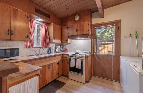 Kings Beach Cabin | Economical Kings Beach Cabin with Garage - Walk to Beach “The Raccoon Shanty”