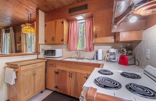 Kings Beach Cabin | Economical Kings Beach Cabin with Garage - Walk to Beach “The Raccoon Shanty”