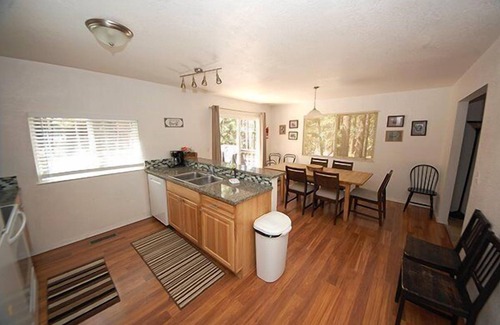 Al Tahoe Cabin | Economical Ski Home Blocks to Heavenly- Hot Tub!