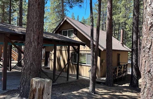 Al Tahoe Cabin | Economical Ski Home Blocks to Heavenly- Hot Tub!