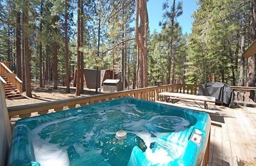 Al Tahoe Cabin | Economical Ski Home Blocks to Heavenly- Hot Tub!