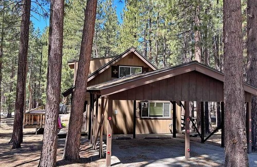 Al Tahoe Cabin | Economical Ski Home Blocks to Heavenly- Hot Tub!