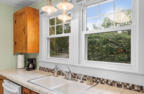 Hendersonville Cottage | Ecusta Cottage- Walk to Ecusta Trail & Downtown!