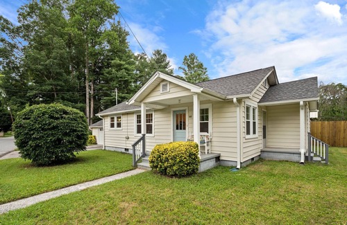 Hendersonville Cottage | Ecusta Cottage- Walk to Ecusta Trail & Downtown!