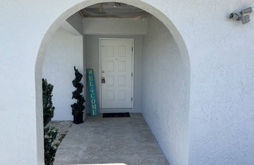Fort Myers House | Ed & Hilda's Centrally located, Spacious and Relaxing Retreat