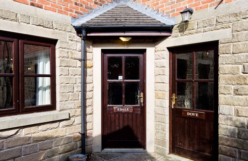 Knockerdown Apartment | Edale Cottage With Shared Swimming Pool