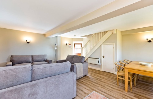 Knockerdown Apartment | Edale Cottage With Shared Swimming Pool