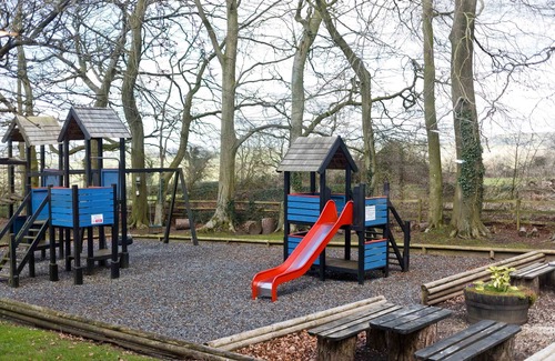 Knockerdown Apartment | Edale Cottage With Shared Swimming Pool