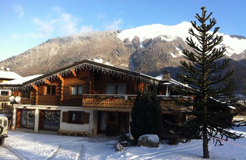 Morzine House | Edelweiss Room for 4 people Room and guest table