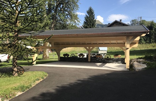 Morzine House | Edelweiss Room for 4 people Room and guest table