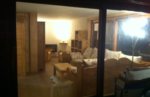 Morzine House | Edelweiss Room for 4 people Room and guest table