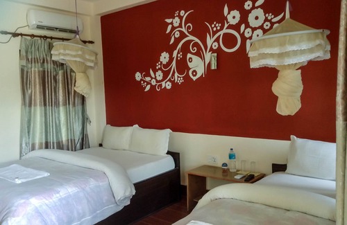 Sauraha Bed & Breakfast | Eden jungle resort was established in 1986 AD. It was located in sauraha village