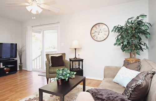 Belmont Apartment | Eden - perfect stay in lower Belmont! Internal name: 1301 B Knoll Street