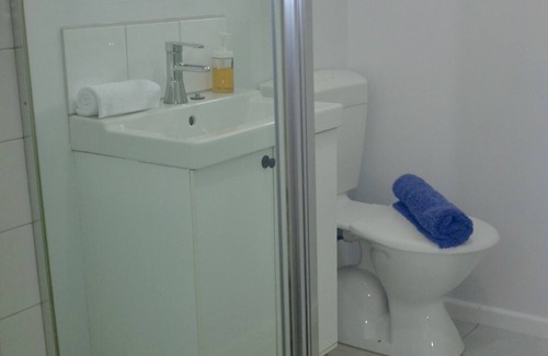 Coburg North House | Edgars Creek Retreat - Cozy Unit in Leafy Coburg. Perfect for couple or family