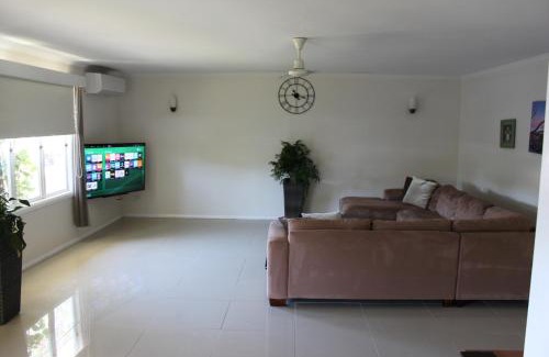 Edge Hill House | Edge Hill Clean & Green Cairns, 7 Minutes from the Airport, 7 Minutes to Cairns CBD & Reef Fleet Terminal
