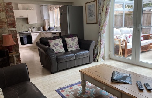 Shanklin Cottage | Edge of Old Village, close to shops, park and beach; ferry discounts