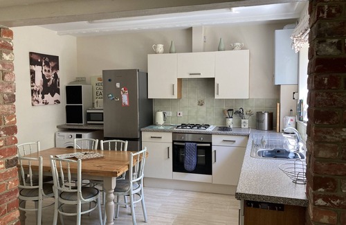 Shanklin Cottage | Edge of Old Village, close to shops, park and beach; ferry discounts