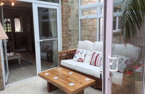 Shanklin Cottage | Edge of Old Village, close to shops, park and beach; ferry discounts