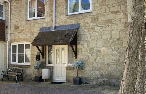 Shanklin Cottage | Edge of Old Village, close to shops, park and beach; ferry discounts