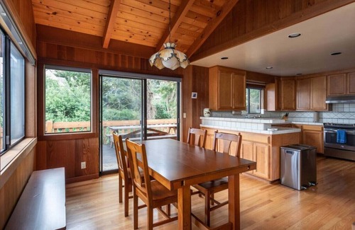 Inverness House | Edgemont | Modern Escape, Stunning Views & Comfort