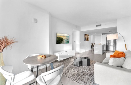 Town Square Condo | Edgewater Chic 1BR + Den Sleeps Like 2BR Amazing Views 1.5 Bath