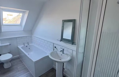 Slateford Apartment | Edinburgh Duplex Sleeps 11.
