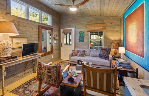 Mentone Cottage | Edith's House-cottage on the pond, steps to downtown
