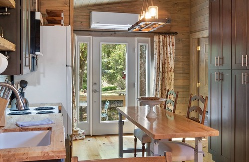 Mentone Cottage | Edith's House-cottage on the pond, steps to downtown