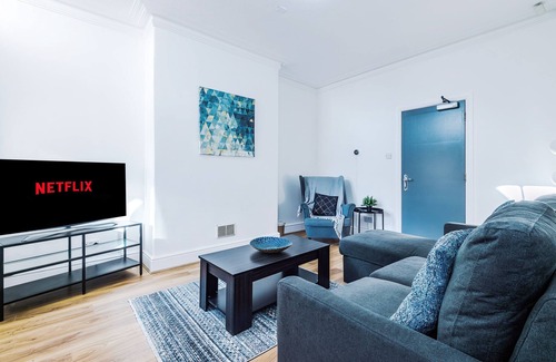Salford House | Edward House is a 5 bedroom home. Great location + FREE WiFi