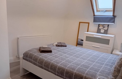 Selhurst Apartment | EEJs Modern 3 bed apartment - near station