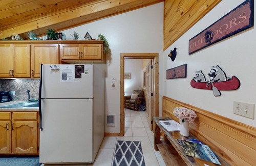 Island Park Apartment | EF Bear Cave 1* Free Wifi, Satellite Tv, Sleeps 2, Pet Friendly, Bbq Grill