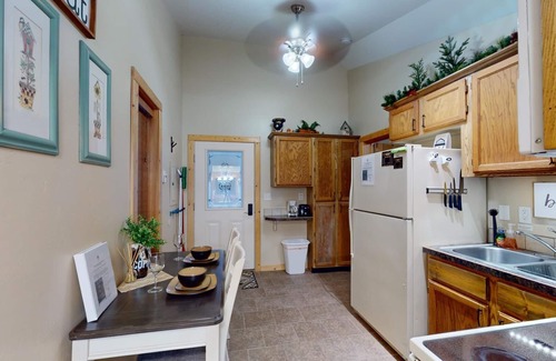 Rea Apartment | EF Bear Cave 3* Free Wifi, Satellite Tv, Sleeps 2, Pet Friendly, Bbq Grill