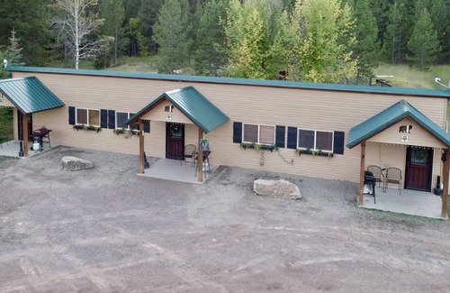 Rea Apartment | EF Bear Cave 3* Free Wifi, Satellite Tv, Sleeps 2, Pet Friendly, Bbq Grill
