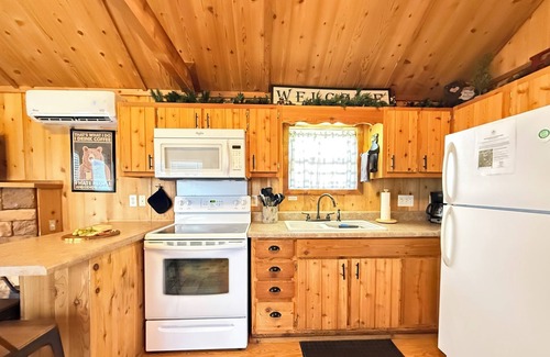 Island Park Cabin | EF Little Bear Cabin * Wifi & Satellite Access, Bbq Grill, Sleeps 4, 32 Miles to Yellowstone