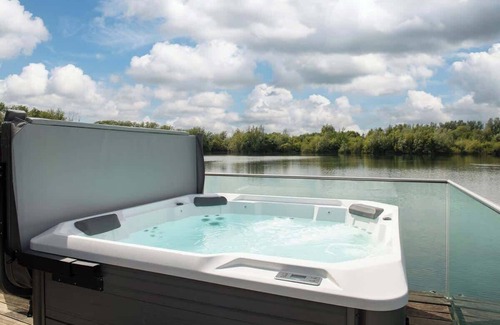 Ampney Crucis House | Egret Lodge | Lakeside Hot Tub Retreat + Kayaks