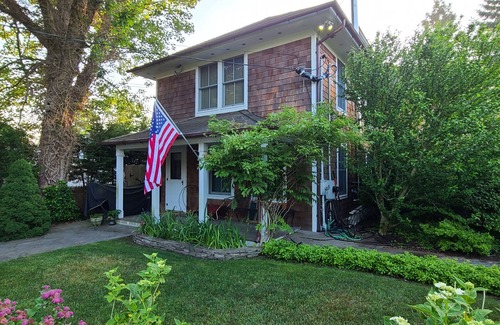Village of East Hampton House | EH VILLAGE: WALK TO RESTAURANTS, BIKE TO BEACH!
