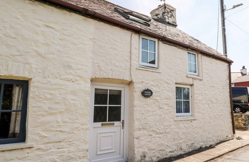 Llansantffraed Cottage | EIDDWEN, pet friendly, with a garden in Llanon