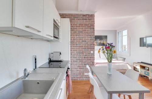 Quartier de l'Ecole-Militaire Apartment | Eiffel Tower view terrace Saint Germain des Pres