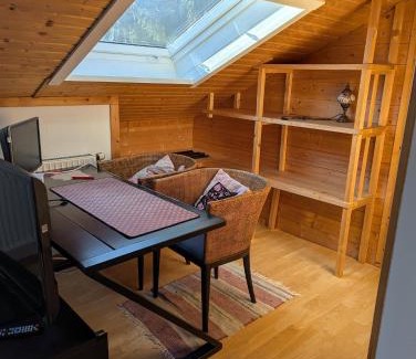 Miesbach Apartment | Eigene Etage im charmanten Holzhaus