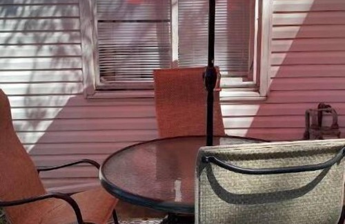 Bowling Green House | Eighth Street Escape