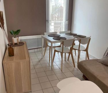 Ver-sur-Mer Apartment | Eléonore, F2 en duplex avec cour commune et proche de la mer, 3