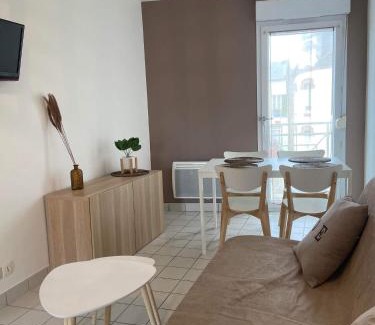 Ver-sur-Mer Apartment | Eléonore, F2 en duplex avec cour commune et proche de la mer, 3